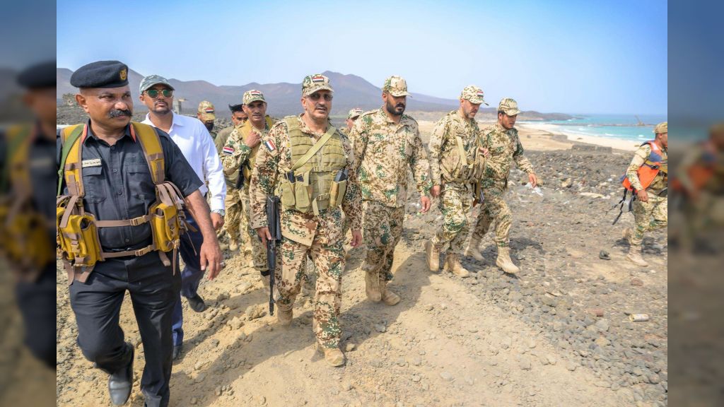 عضو مجلس القيادة طارق صالح يتفقد القوات البحرية في الجزُر المحررة بالبحر الأحمر