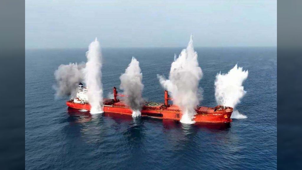 بعد إغراق سفينتين في البحر الأحمر... هل يقود الحوثيون حرب إيران الخفية على الغرب؟