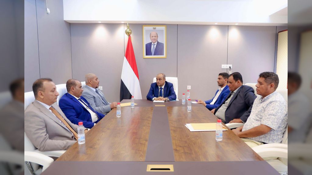رئيس الوزراء يلتقي محافظ سقطرى ويؤكد دعم الحكومة لجهود السلطة المحلية