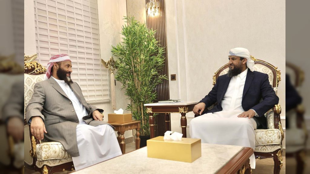 عضو مجلس القيادة يناقش مع وزير الأوقاف تعزيز نشر الوسطية وتطوير خدمات الحج