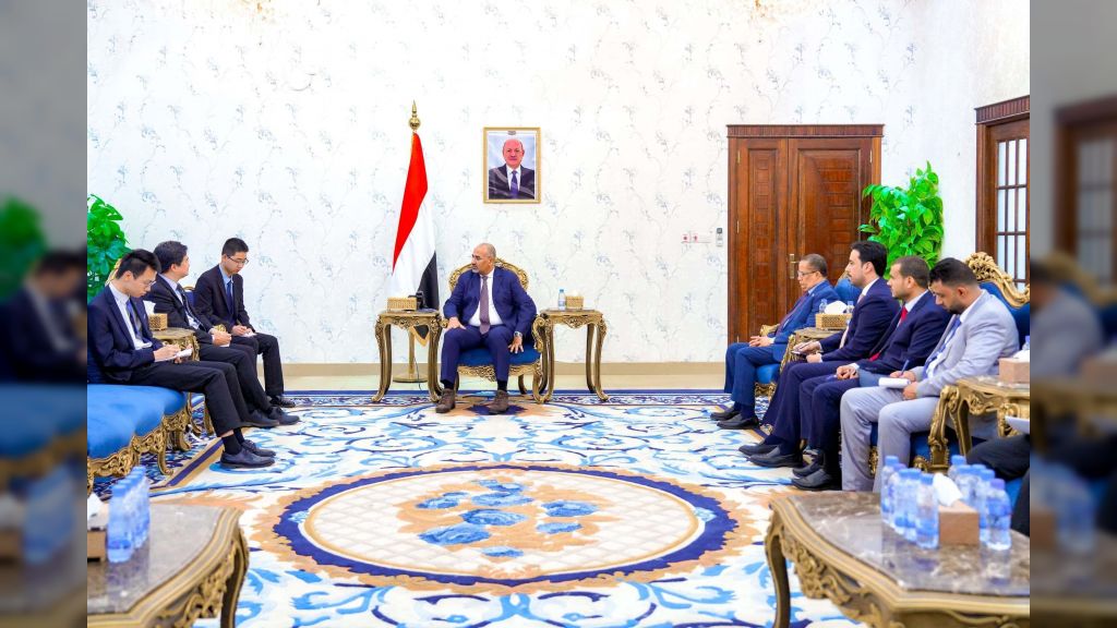 اللواء الزبيدي يؤكد حاجة اليمن للخبرات الصينية لإعادة تأهيل قطاع الكهرباء
