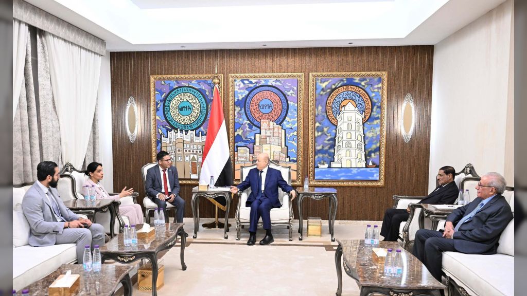 رئيس مجلس القيادة يؤكد اهمية مضاعفة الضغوط الدولية لتقويض اقتصاد الحرب
