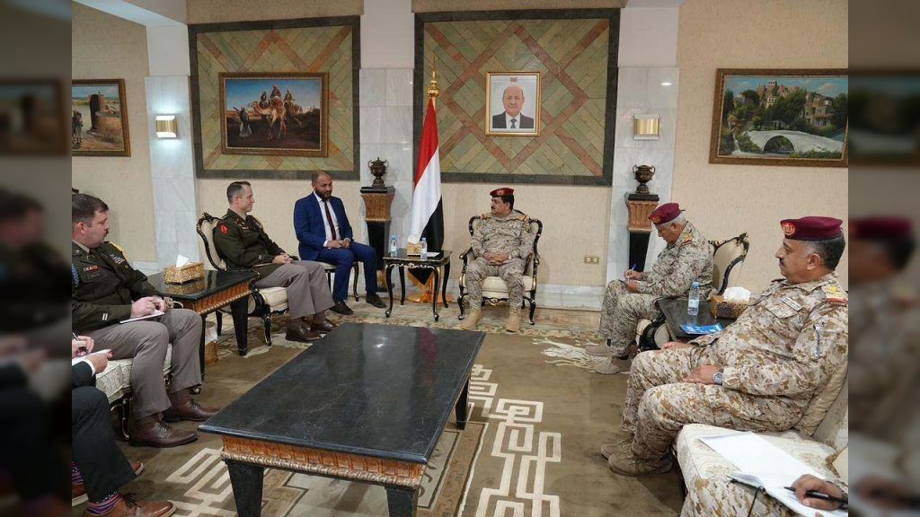 وزير الدفاع يبحث مع الملحق العسكري الامريكي جهود مكافحة التهريب