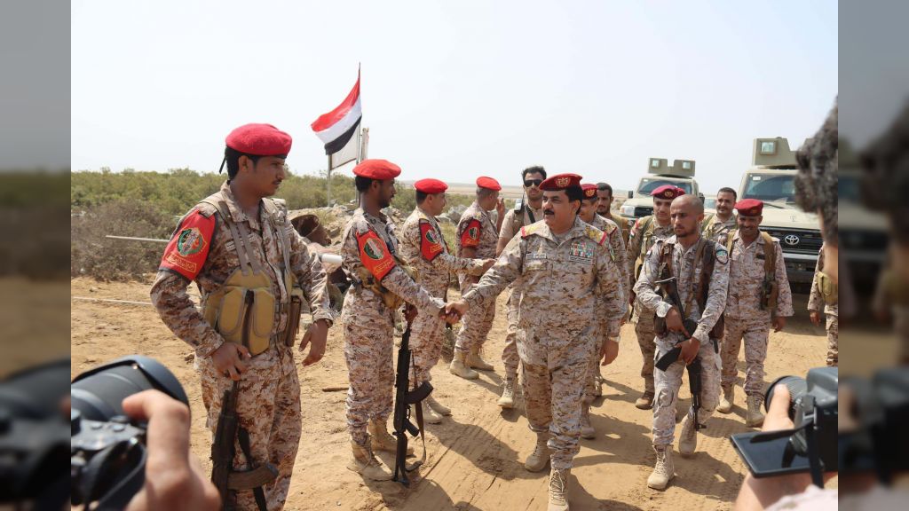 وزير الدفاع ينفذ زيارة ميدانية تفقدية لجبهات المنطقة العسكرية الخامسة