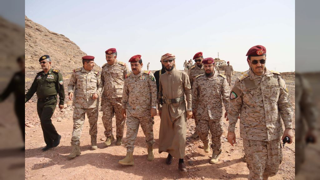 وزير الدفاع يتفقد المواقع الأمامية في جبهات كتاف والبقع