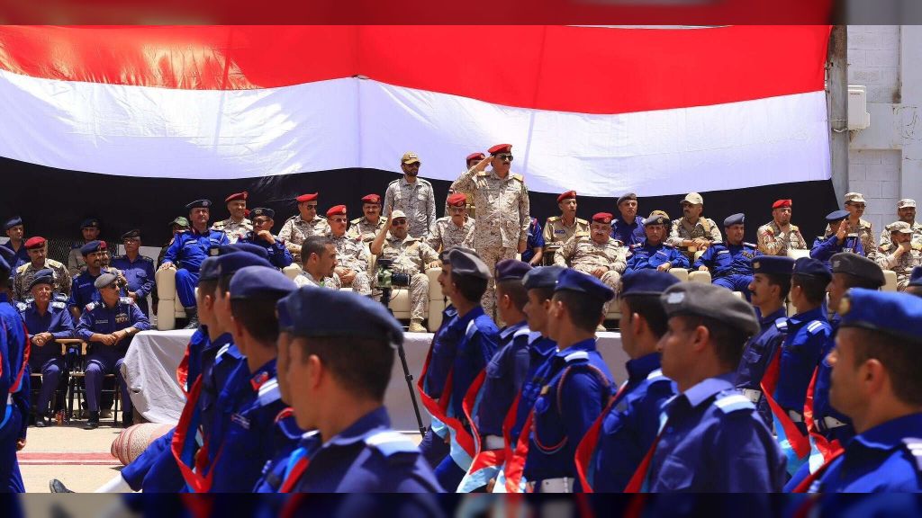 وزير الدفاع يطلع على سير العملية التعليمية بكلية الطيران والدفاع الجوي بمأرب