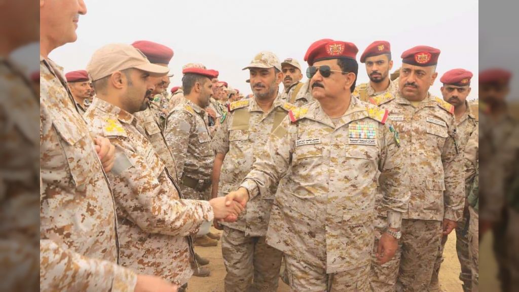 وزير الدفاع يتفقد قوات المنطقة العسكرية السابعة بمأرب ويشيد ببطولات منتسبيها