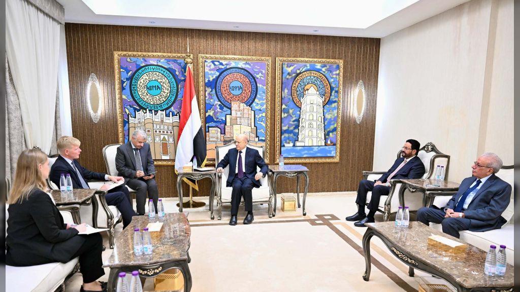 رئيس مجلس القيادة يؤكد اهمية تفكيك البنية العنصرية والعسكرية للمليشيات كسبيل لتحقيق السلام المستدام
