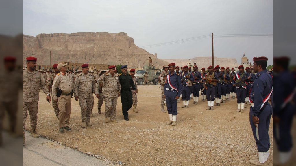 وزير الدفاع يناقش مع محافظ حضرموت الاوضاع الامنية ويتفقد جاهزية المنطقة العسكرية الأولى