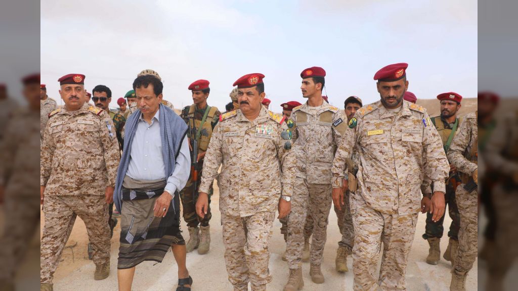 وزير الدفاع ومحافظ المهرة يتفقدان جاهزية محور الغيضة