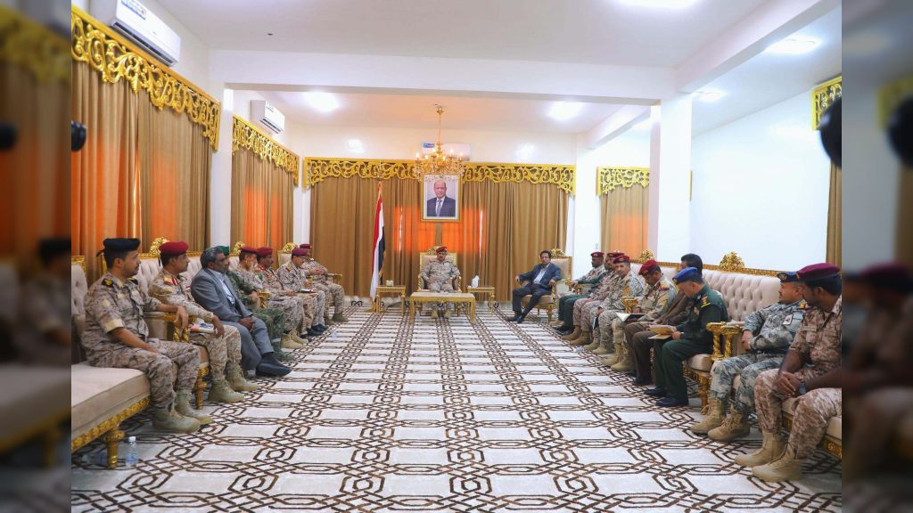 وزير الدفاع يشيد بجهود الاجهزة الأمنية والعسكرية بمحافظة المهرة