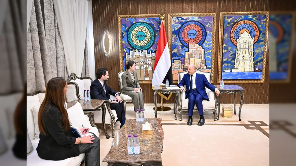 رئيس مجلس القيادة يحذر من مخاطر نقل الاسلحة الايرانية المحرمة دوليا الى المليشيات الحوثية