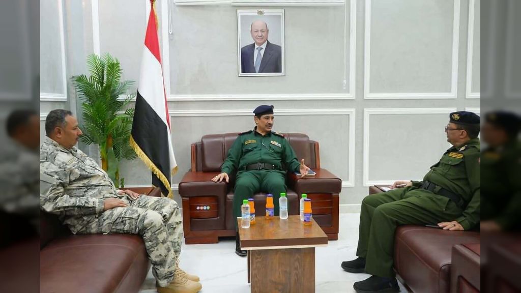 وزير الداخلية يشيد بجهود قطاع أمن الساحل الغربي في ضبط شحنات أسلحة وخلايا حوثية