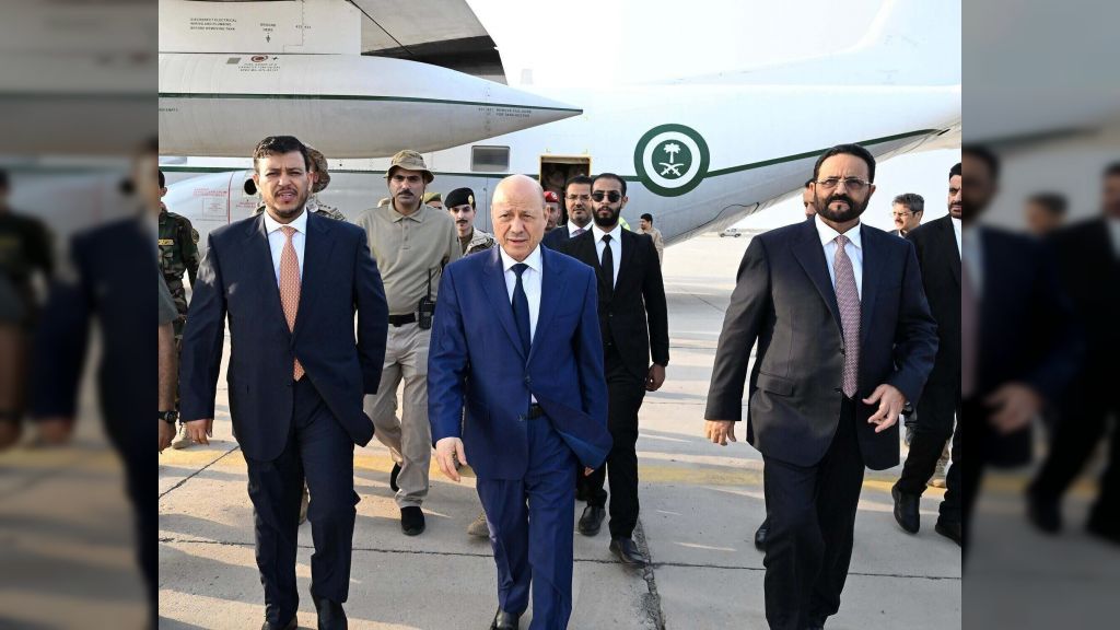 رئيس مجلس القيادة وعضوا المجلس سلطان العرادة وعبدالله العليمي يعودون الى عدن