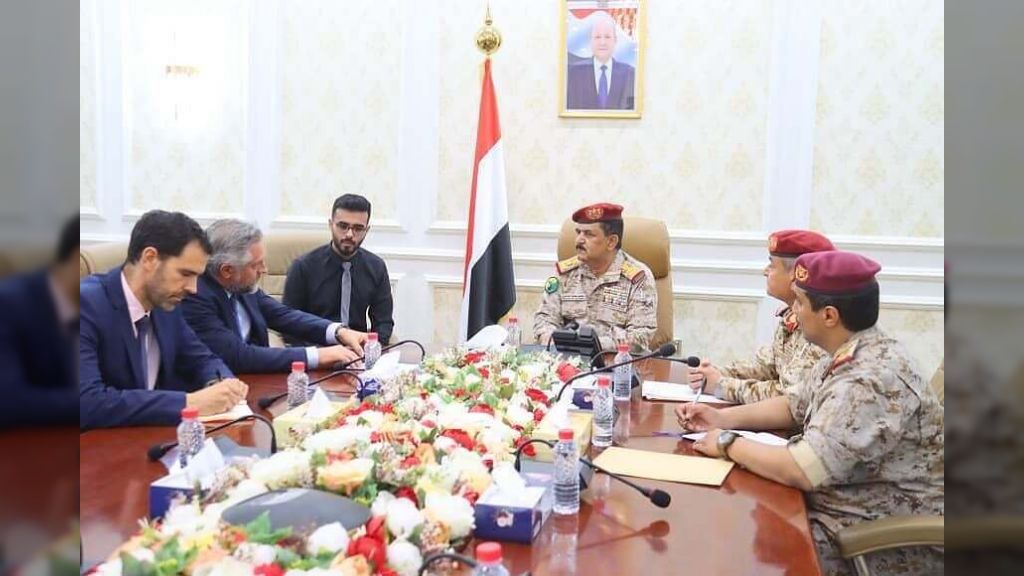 وزير الدفاع يلتقي في عدن سفير الاتحاد الأوروبي الجديد