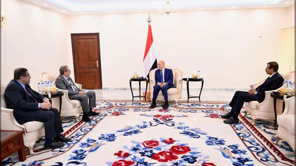رئيس مجلس القيادة يشيد بدور السلطة القضائية في دعم برنامج الاصلاحات الشاملة