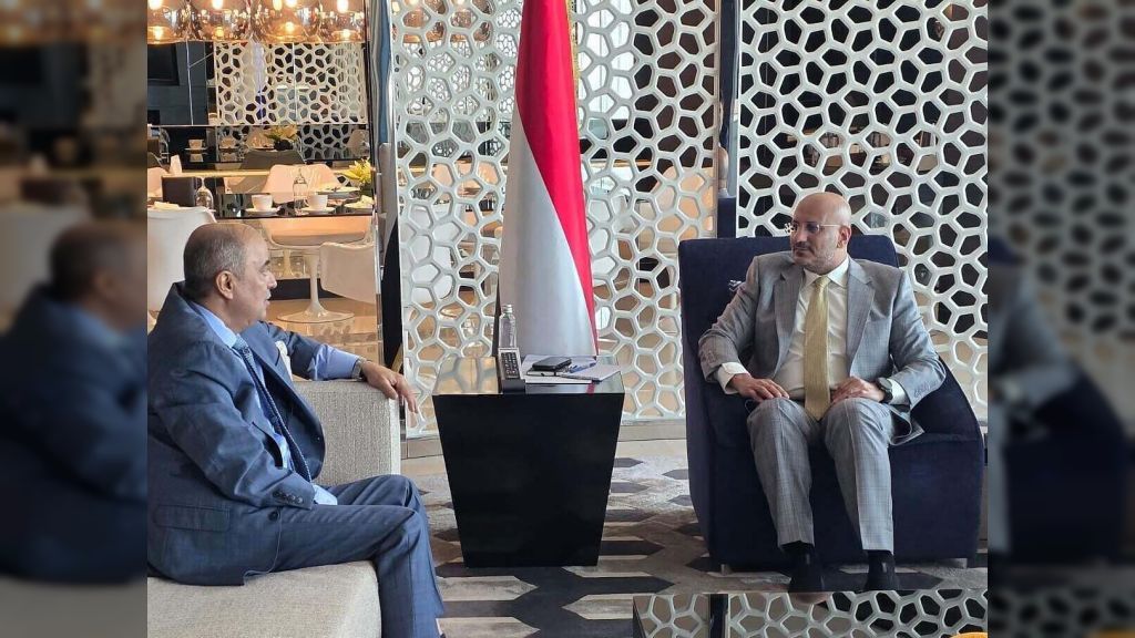 عضو مجلس القيادة طارق صالح يطلع من رئيس الوزراء على مسار الإصلاحات الاقتصادية والخدمية