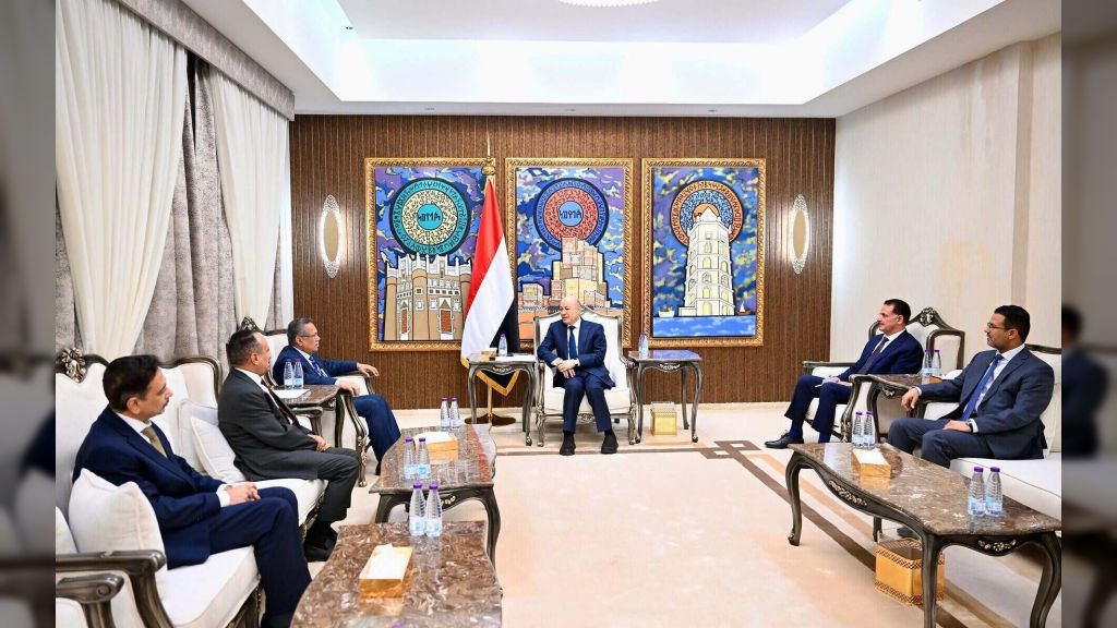 رئيس مجلس القيادة يؤكد وحدة الصف الوطني لإسقاط الانقلاب وانهاء المعاناة الانسانية