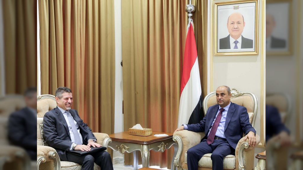 رئيس الوزراء يستعرض مع السفير الأمريكي العلاقات الثنائية وجهود دعم الحكومة للقيام بواجباتها