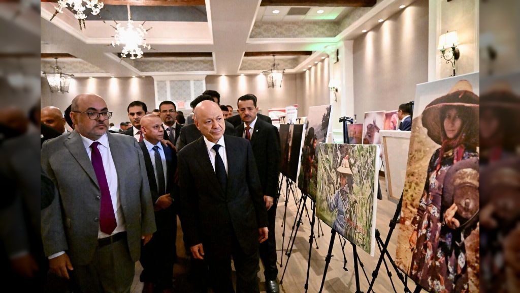 رئيس مجلس القيادة يفتتح في نيويورك المعرض اليمني للكتاب والفنون التشكيلية والفوتوغرافية