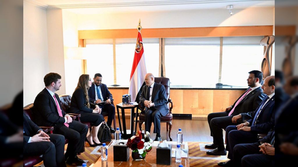 رئيس مجلس القيادة يؤكد اهمية استئناف الولايات المتحدة لمساعداتها الانسانية وتمديد حمايتها القانونية لليمنيين