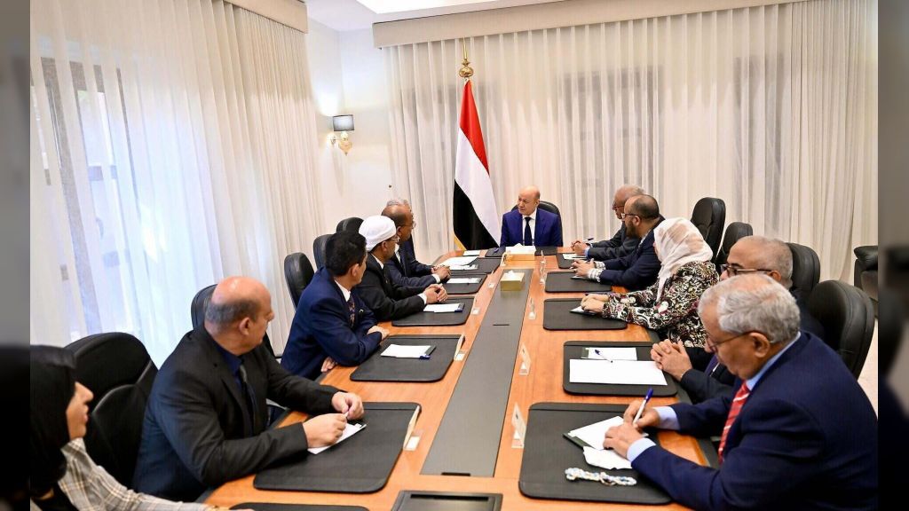 رئيس مجلس القيادة يشيد بدور الفريق القانوني في مساندة المجلس وتعزيز نهج الشراكة الوطنية