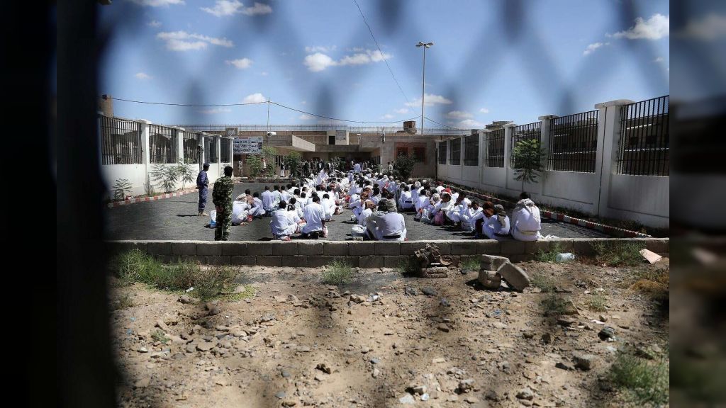 مليشيا الحوثي تقتحم أراضي مزارعين في عمران وتختطف الرافضين لنهب ممتلكاتهم