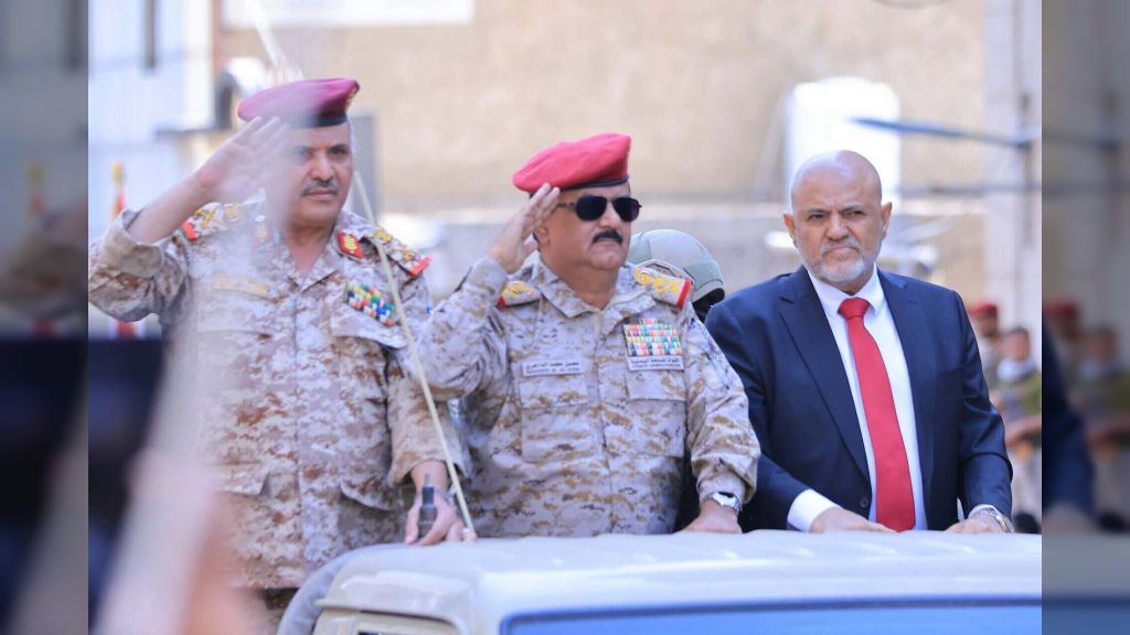 وزير الدفاع يطلع على الجاهزية القتالية والفنية في محور تعز