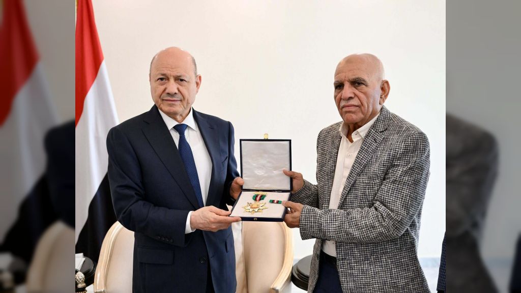 رئيس مجلس القيادة يمنح الشهيدة افتهان المشهري وسام الواجب تقديراً لتضحياتها في الخدمة العامة
