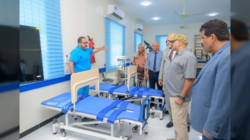 عضو مجلس القيادة طارق صالح يتفقد مركز 2 ديسمبر للعلاج الطبيعي والتأهيل