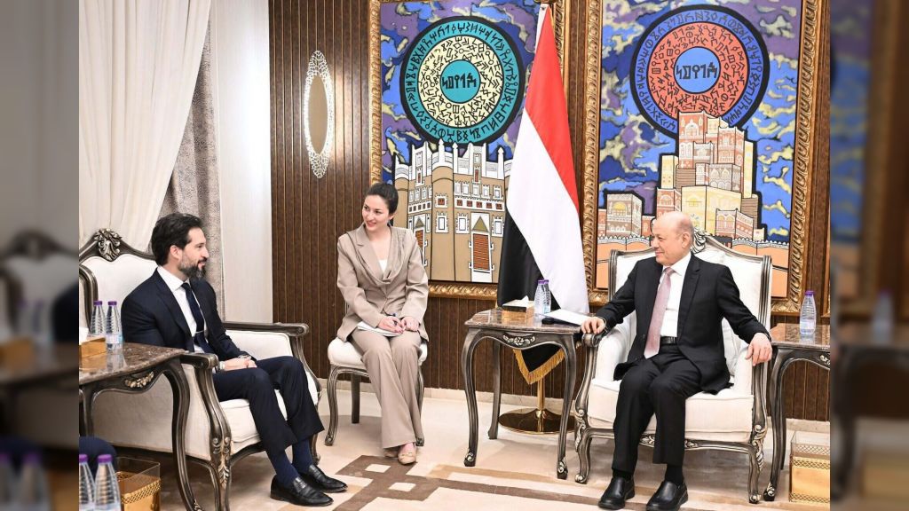 رئيس مجلس القيادة يستقبل القائم بأعمال سفارة الولايات المتحدة