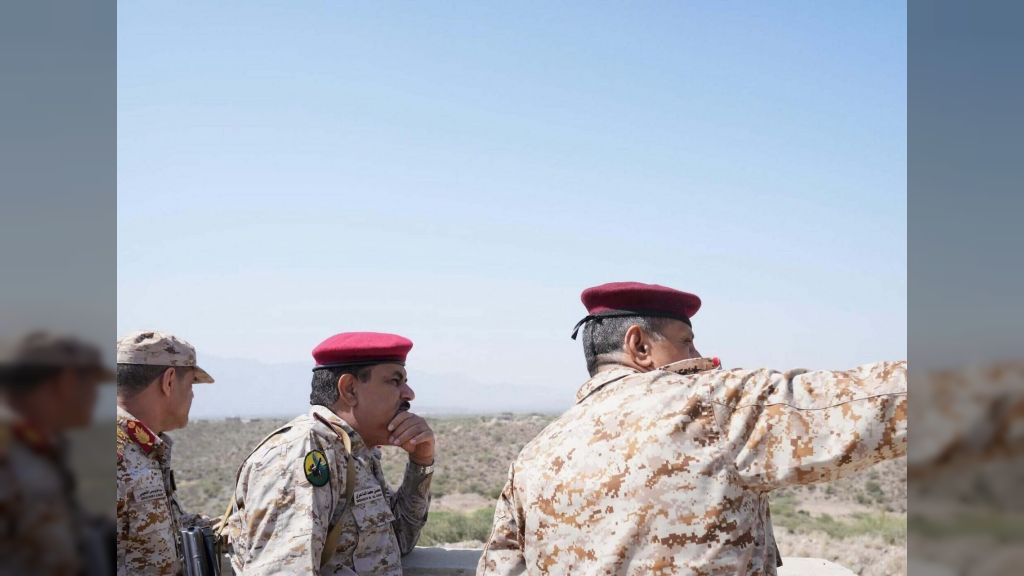 وزير الدفاع يطلع على جاهزية جبهات محور الضالع