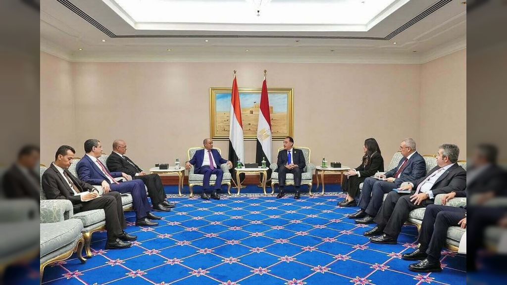 رئيس الوزراء يستعرض مع نظيره المصري العلاقات الأخوية وآفاق تنمية التعاون الثنائي في مختلف المجالات