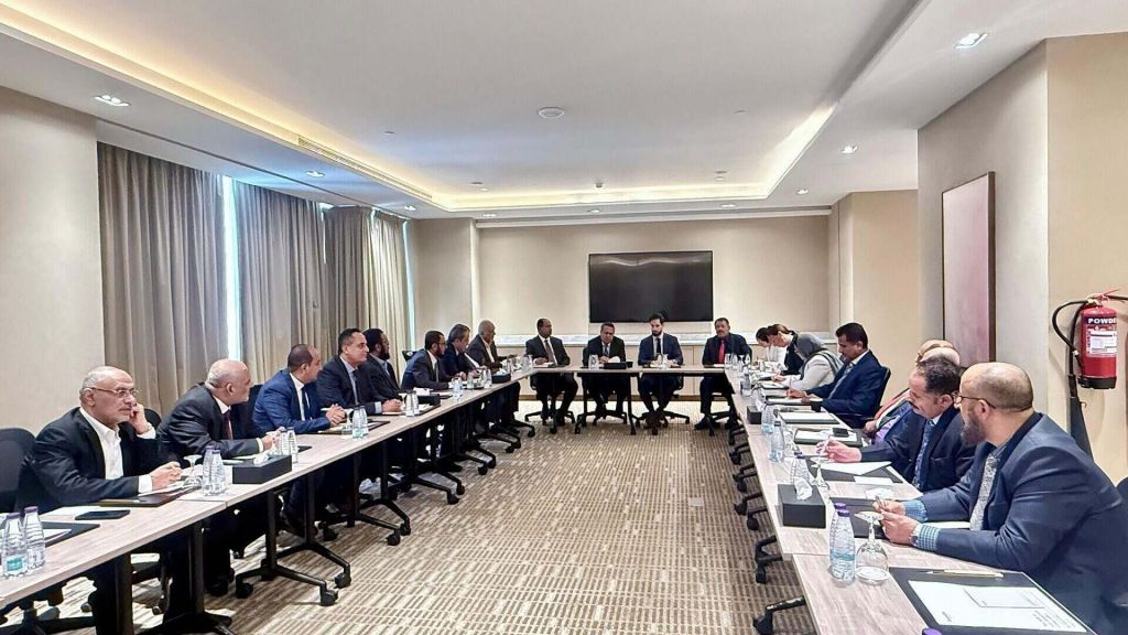 عدن - تكتل الأحزاب اليمنية يدين استضافة المؤتمر القومي العربي للإرهابي عبدالملك الحوثي