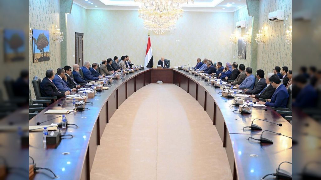 رئيس مجلس القيادة يرأس اجتماعا للحكومة