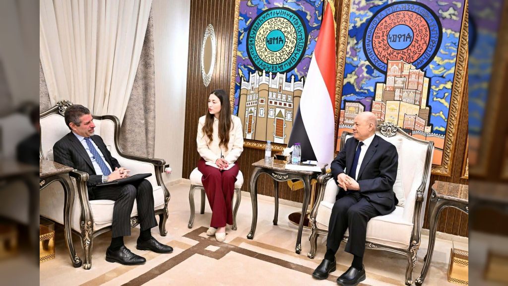 الرئيس يؤكد الالتزام الصارم بإنفاذ القرارات السيادية ويحذر من تداعيات التمرد على أمن اليمن والمنطقة