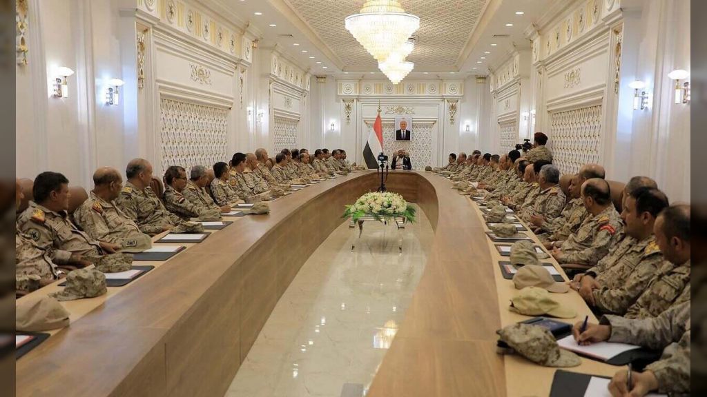 عضو مجلس القيادة العرادة يترأس اجتماعاً موسعاً للقيادات العسكرية في مأرب