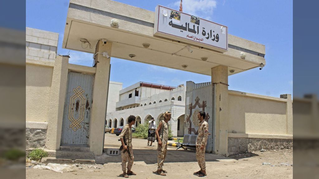 وزارة المالية تعلن إطلاق تعزيزات مرتبات موظفي القطاعين المدني والعسكري