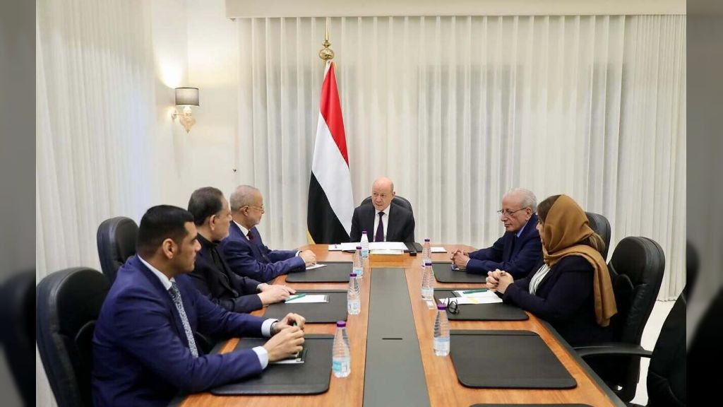 رئيس مجلس القيادة يجتمع برئاسة هيئة التشاور والمصالحة