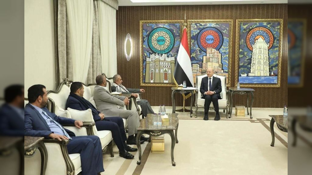 رئيس مجلس القيادة يبارك الانفراجة الجديدة في الملف الانساني