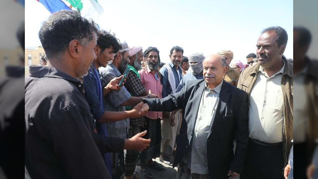 محافظ حضرموت يؤكد أهمية الحفاظ على المكتسبات الوطنية وتعزيز الأمن والاستقرار
