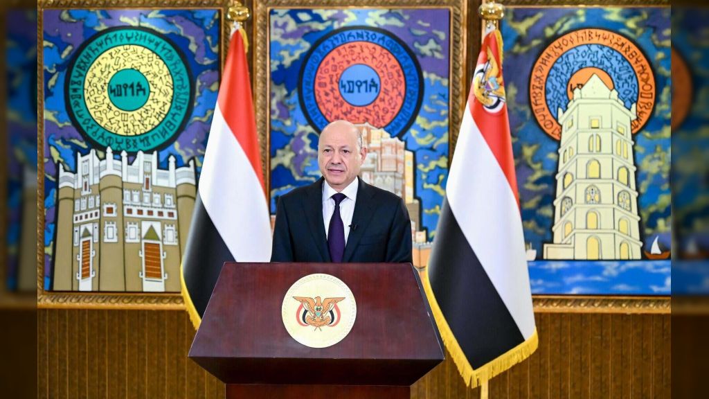 الرئيس يعلن نجاح عملية استلام المعسكرات وتشكيل لجنة عسكرية عليا لاستعادة مؤسسات الدولة سلما اوحربا