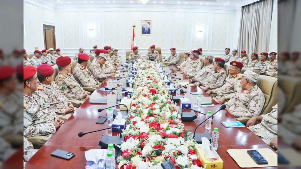 نائب رئيس هيئة الأركان يترأس اجتماعاً موسعاً بوزارة الدفاع ويؤكد دعم القرارات السيادية وتعزيز الجاهزية القتالية