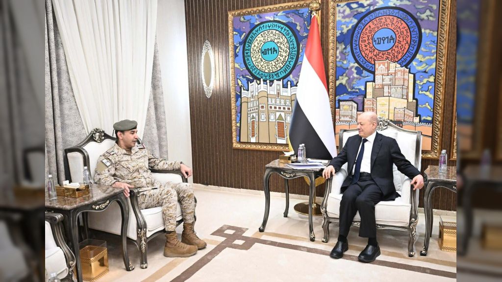 رئيس مجلس القيادة يستقبل قائد القوات المشتركة ويؤكد على شراكة استراتيجية واعدة مع المملكة