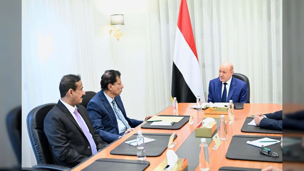 رئيس مجلس القيادة يجتمع بمحافظي المهرة وشبوة ويعلن تدشين مرحلة واعدة بالمشاريع الانمائية في المحافظتين