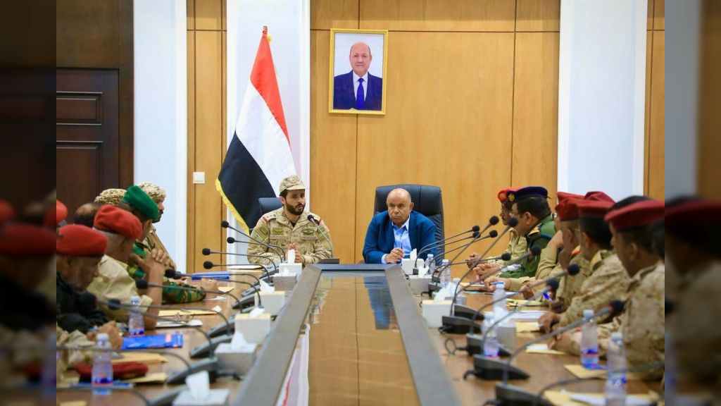 محافظ حضرموت يعقد لقاء موسعا لمناقشة مستجدات الحالة الأمنية والعسكرية وأوضاع النخبة الحضرمية ودرع الوطن بالمحافظة