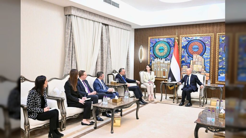 رئيس مجلس القيادة الرئاسي يستقبل كبير مستشاري الرئيس الاميركي