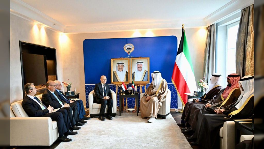 رئيس مجلس القيادة يبحث ورئيس الوزراء الكويتي العلاقات الثنائية والدعم المطلوب للحكومة الجديدة