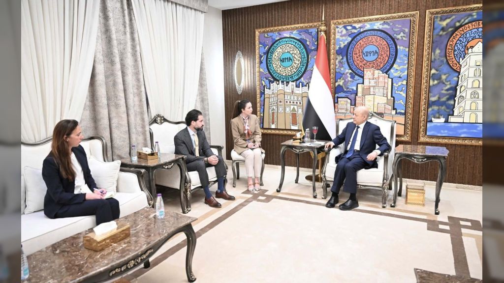 رئيس مجلس القيادة يشيد بالضغوط الامريكية القصوى على المليشيات الحوثية والنظام الايراني