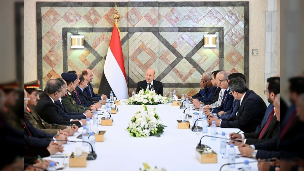 رئيس مجلس القيادة يرأس أول اجتماع للحكومة الجديدة: صناعة النموذج وهزيمة الانقلاب والشراكة مع المملكة أهم أولويات المرحلة